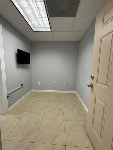 1820 NE 163rd St, North Miami Beach, FL for lease - Building Photo - Image 3 of 13