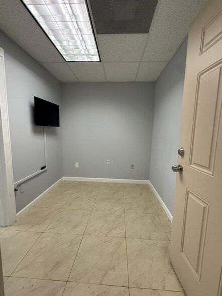 1820 NE 163rd St, North Miami Beach, FL à louer - Photo du bâtiment - Image 3 de 13