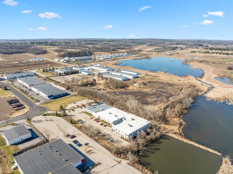 8840 N Greenview Dr, Middleton, WI for sale - Building Photo - Image 3 of 8