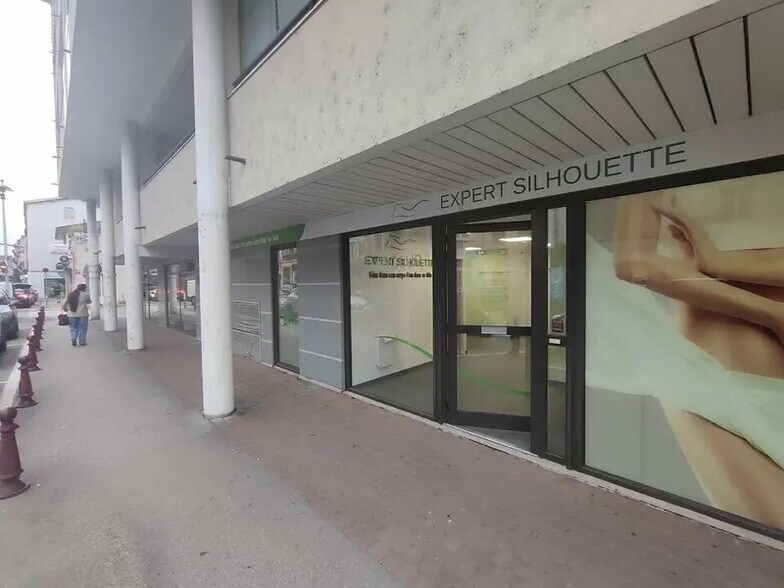 Retail in Bourgoin-Jallieu for lease - Building Photo - Image 3 of 11
