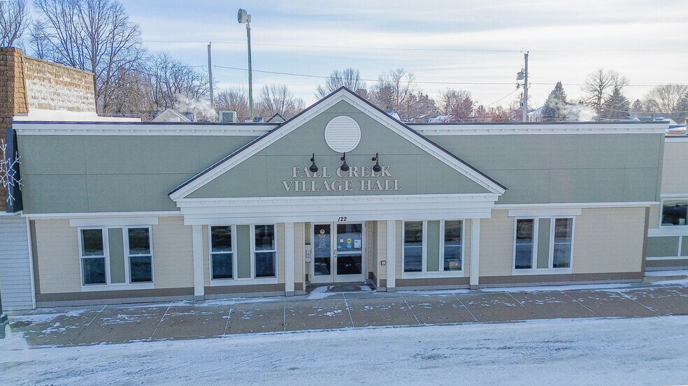 122 E Lincoln Ave, Fall Creek, WI à vendre - Photo du bâtiment - Image 1 de 24