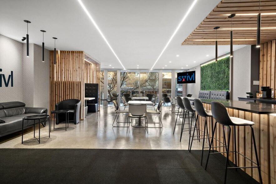 4950 Ch Queen-Mary, Montréal, QC à louer - Photo du bâtiment - Image 2 de 6