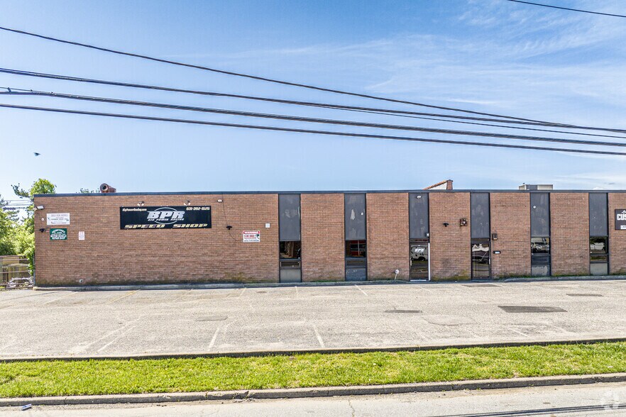 194-204 N Fehr Way, Bay Shore, NY à louer - Photo du bâtiment - Image 3 de 9