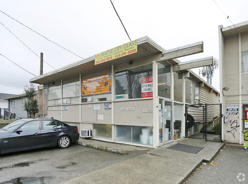 11728 Aurora Ave N, Seattle, WA à louer - Photo principale - Image 1 de 4