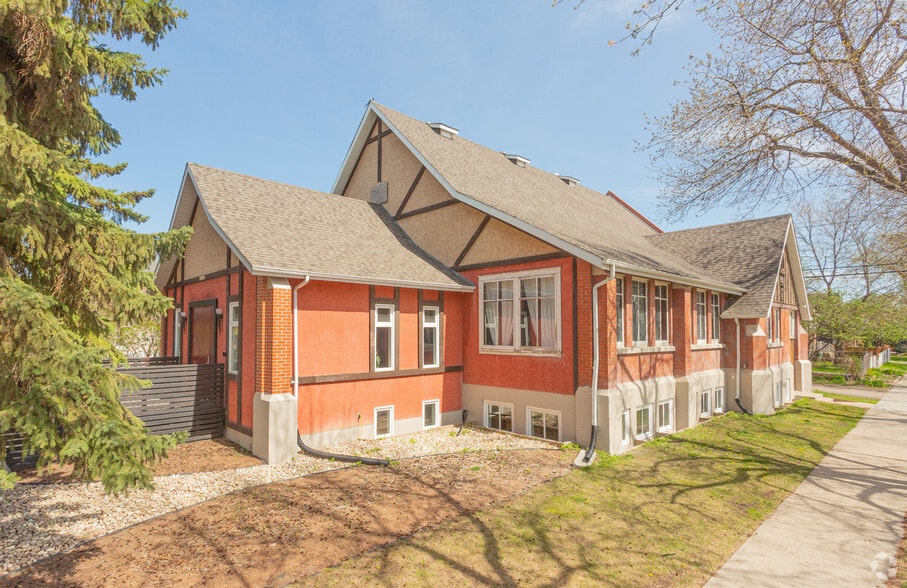 10909 96 St NW, Edmonton, AB à vendre - Photo du bâtiment - Image 2 de 3