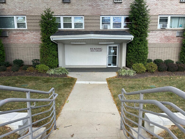 517 E Lancaster Ave, Shillington, PA à louer - Photo du bâtiment - Image 3 de 14