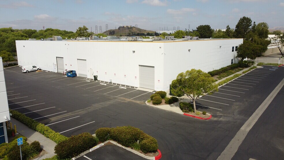 24834 Avenue Rockefeller, Valencia, CA à louer - Photo du bâtiment - Image 2 de 9