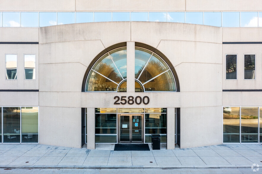 25800 Northwestern Hwy, Southfield, MI for sale - Building Photo - Image 3 of 8