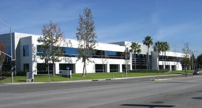 6261 Katella Ave, Cypress, CA à louer Photo du bâtiment- Image 1 de 2