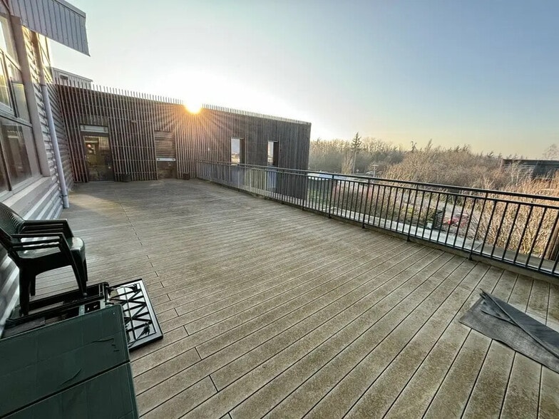 Office in Saint-Priest for sale - Building Photo - Image 1 of 12