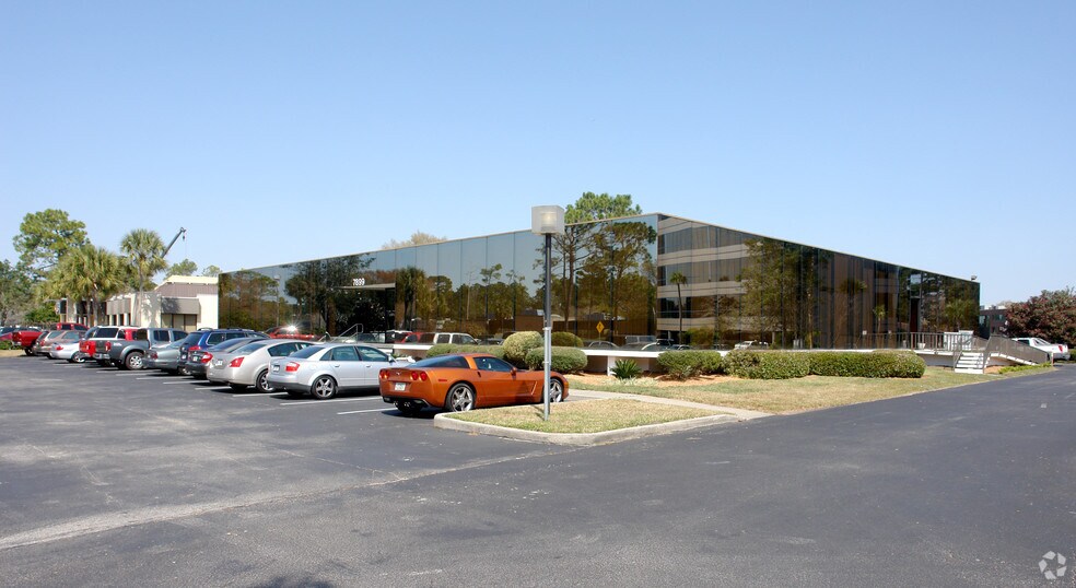 7899 Baymeadows Way, Jacksonville, FL à louer - Photo du bâtiment - Image 3 de 9