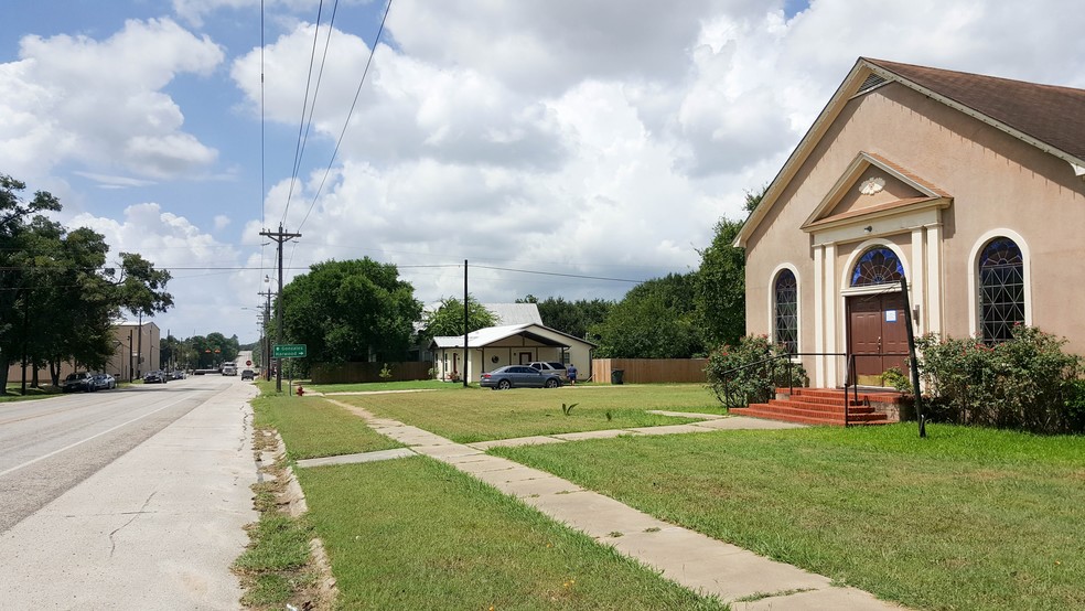 200 N Avenue E, Waelder, TX for sale - Primary Photo - Image 1 of 1