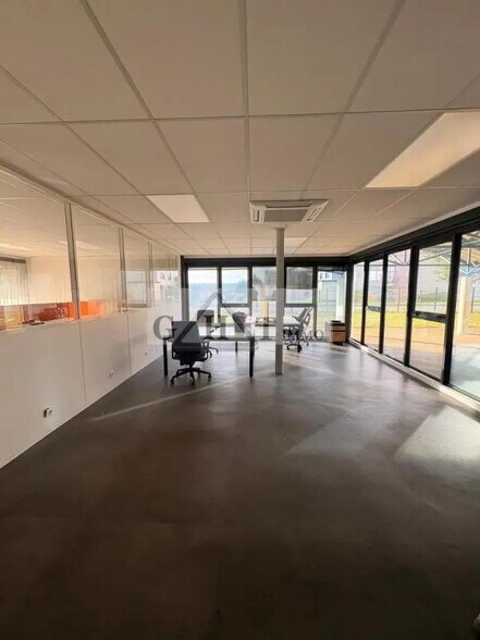 Industrial in Conflans-Sainte-Honorine for lease - Primary Photo - Image 1 of 9