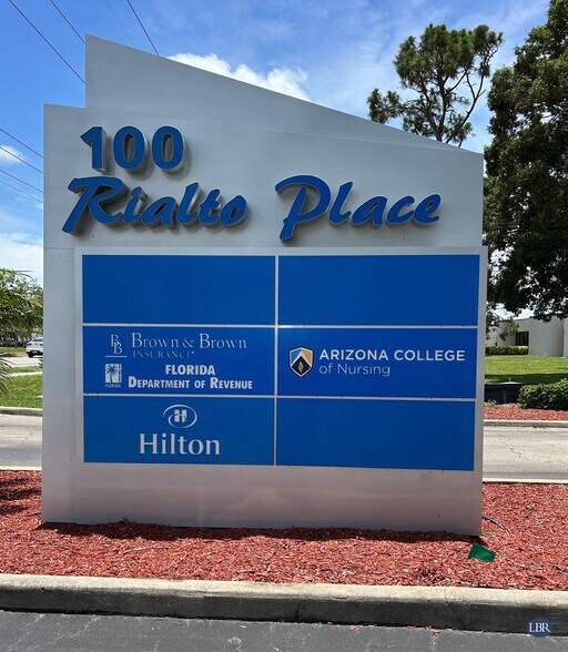 100 Rialto Pl, Melbourne, FL à louer - Photo du bâtiment - Image 2 de 7