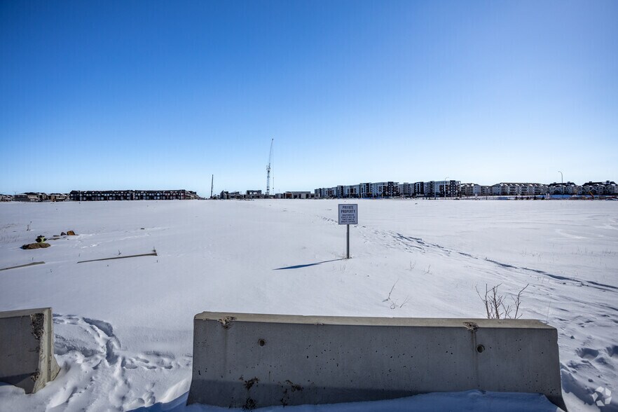 106 Redstone St NE, Calgary, AB à louer - Photo du bâtiment - Image 3 de 8
