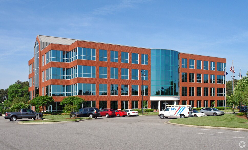 2901 S Lynnhaven Rd, Virginia Beach, VA à louer - Photo du bâtiment - Image 2 de 2
