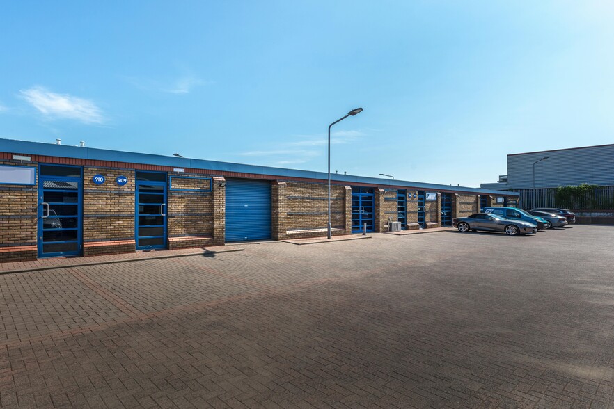 906-917 Yeovil Rd, Slough for lease - Building Photo - Image 3 of 13