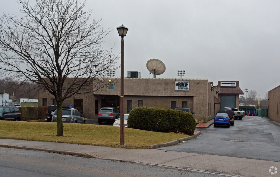 48 W Jefryn Blvd, Deer Park, NY à louer - Photo principale - Image 1 de 6