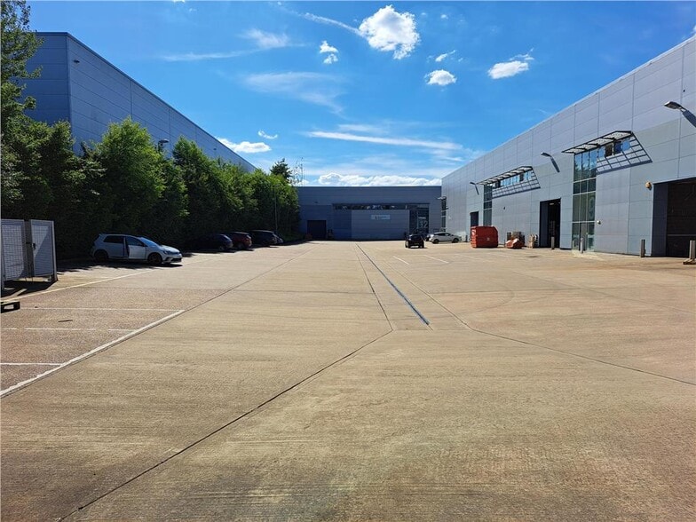 Chippenham Dr, Milton Keynes for lease - Building Photo - Image 3 of 4