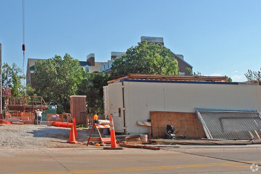 6015 N Classen Blvd, Oklahoma City, OK à vendre - Photo du bâtiment - Image 3 de 6