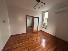 590 Onderdonk Ave, Ridgewood, NY à louer Photo intérieure- Image 2 de 11