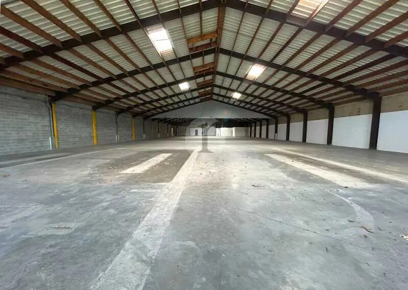 Flex dans Neuville-en-Ferrain à louer Photo du bâtiment- Image 1 de 6