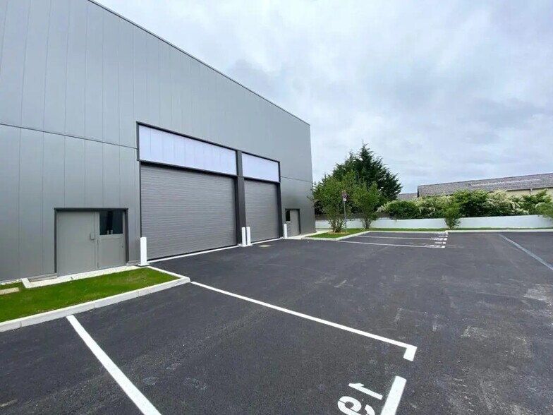 Local d'activités dans Saint-Genis-Laval à vendre - Photo du bâtiment - Image 1 de 5