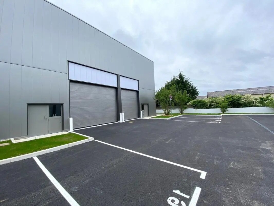 Local d'activités dans Saint-Genis-Laval à vendre Photo du bâtiment- Image 1 de 6