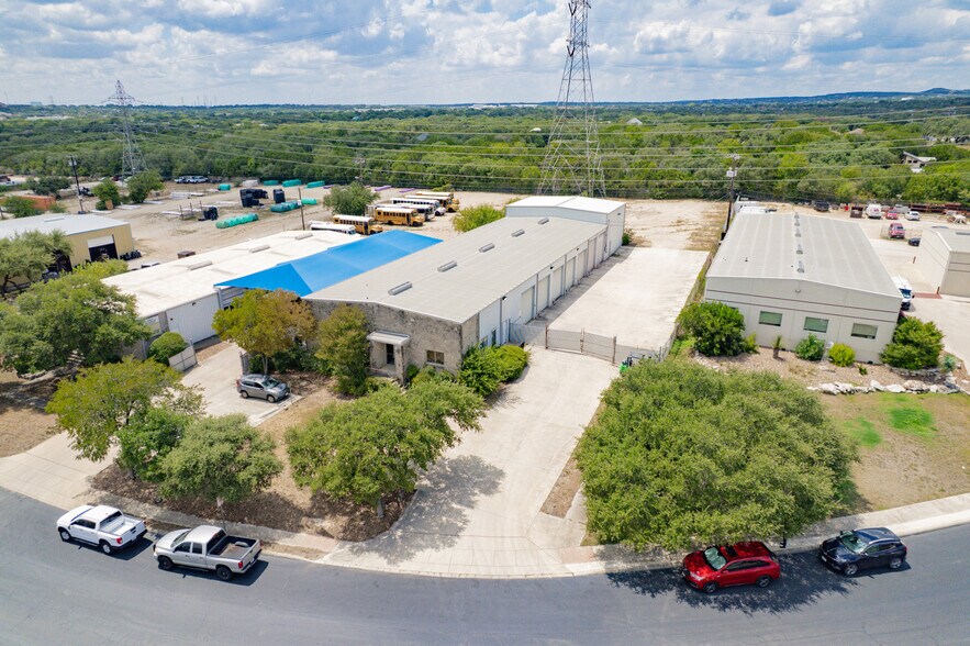 13403 Western Oak Dr, Helotes, TX à louer - Photo du bâtiment - Image 2 de 20