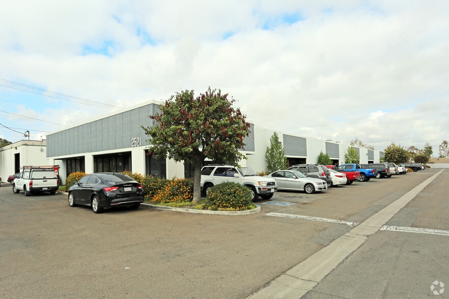2521 W La Palma Ave, Anaheim, CA for lease - Building Photo - Image 2 of 7