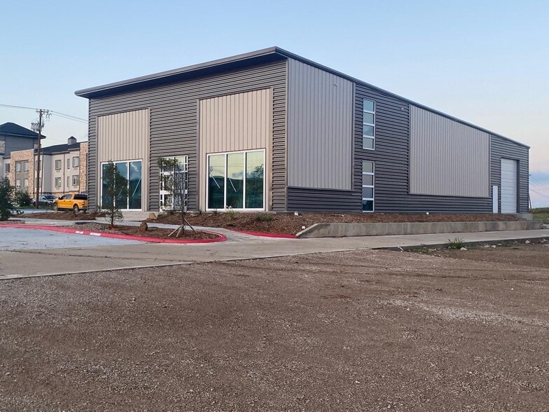 109 Carl Kessler Blvd, Mineral Wells, TX for lease - Building Photo - Image 1 of 12