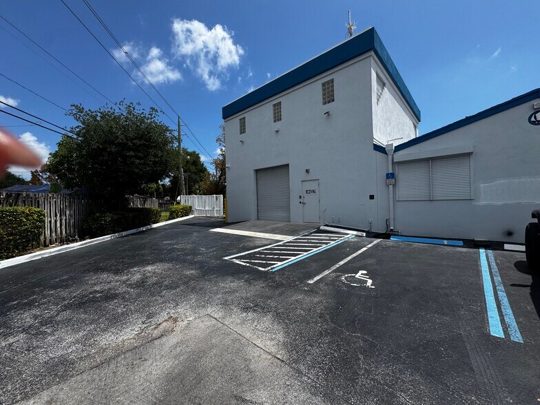 6151 Pembroke Rd, Hollywood, FL à louer - Photo du bâtiment - Image 3 de 28