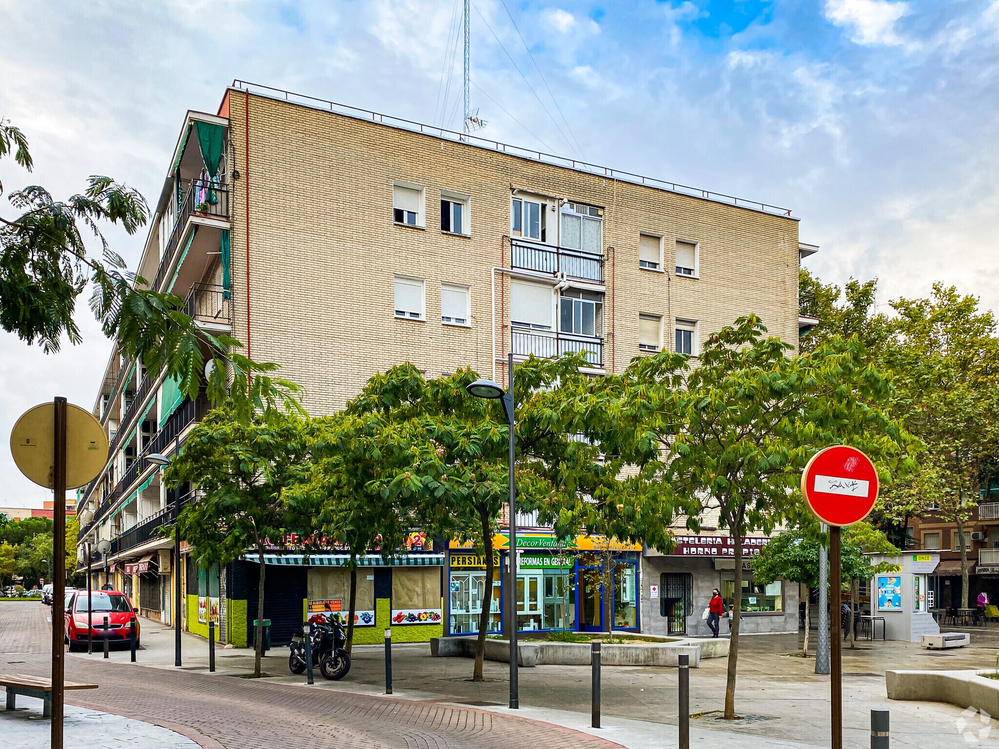 Retail in Alcorcón, Madrid for lease Primary Photo- Image 1 of 2