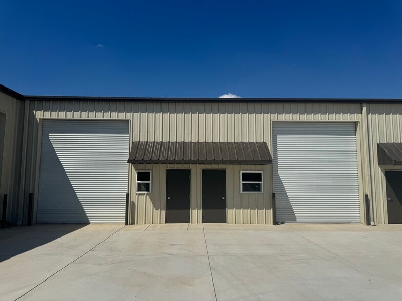1015 Premier Dr, Ceres, CA à louer - Photo du bâtiment - Image 3 de 11
