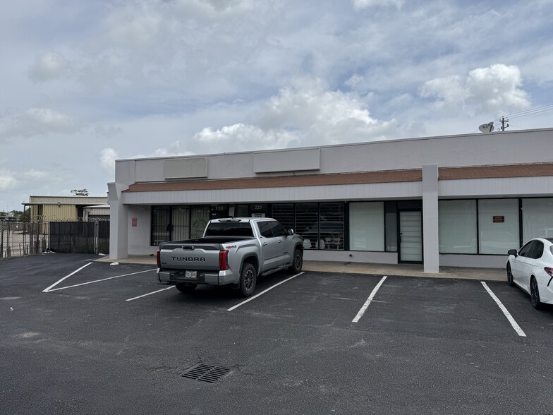 223-231 Cavalcade St, Houston, TX for lease - Building Photo - Image 2 of 5