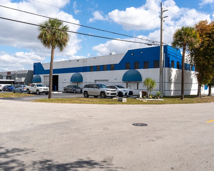 7801-7821 W 25th Ct, Hialeah, FL à vendre - Photo du bâtiment - Image 2 de 16
