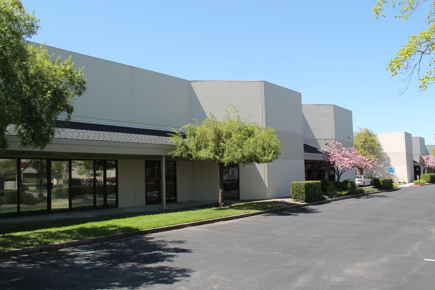 15 Leveroni Ct, Novato, CA à louer - Photo du bâtiment - Image 1 de 2