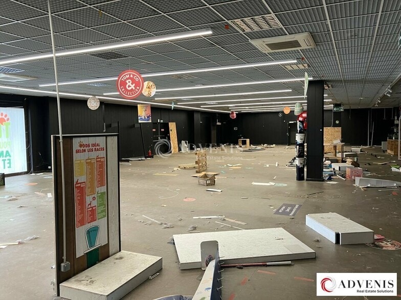 Retail in Lormont for lease - Interior Photo - Image 3 of 7