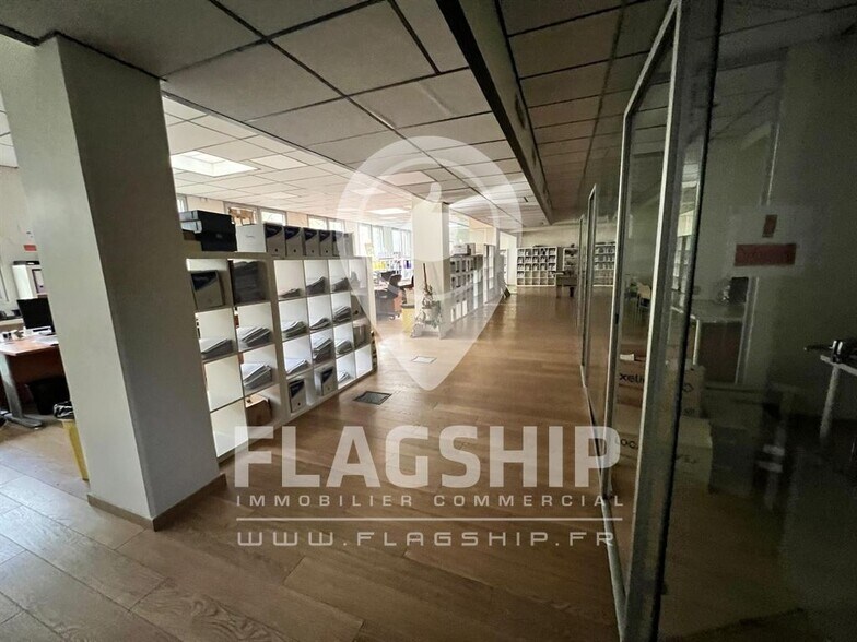 Commerce de détail dans Montreuil à vendre - Photo du bâtiment - Image 2 de 7