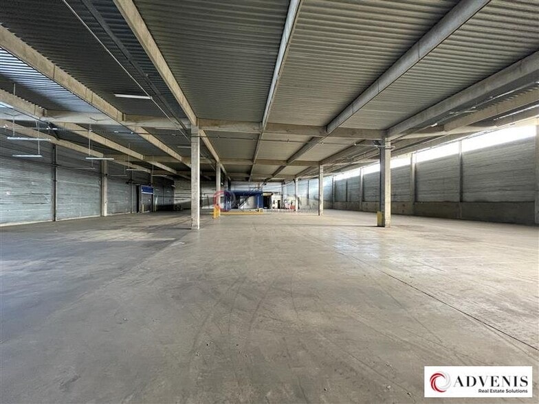 Industrial in Carbon-Blanc for lease - Interior Photo - Image 2 of 7