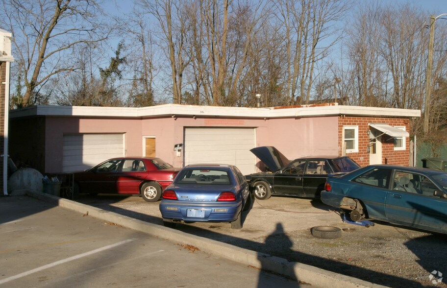 2403 E Bessemer Ave, Greensboro, NC à vendre - Photo du bâtiment - Image 2 de 8