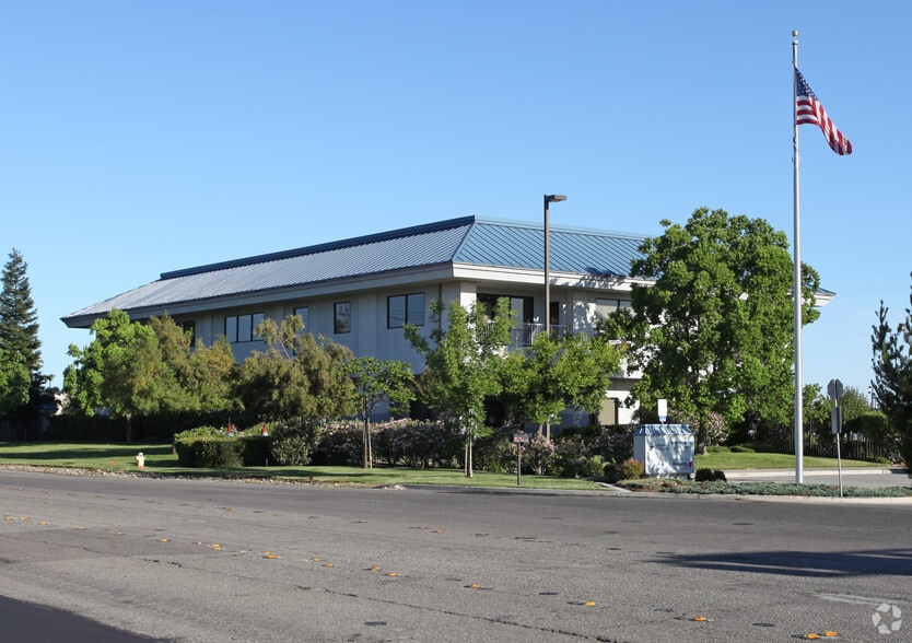 2577 W Yosemite Ave, Manteca, CA for sale - Primary Photo - Image 1 of 2