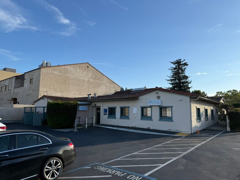 501 Laurel St, San Carlos, CA à louer - Photo du bâtiment - Image 3 de 9
