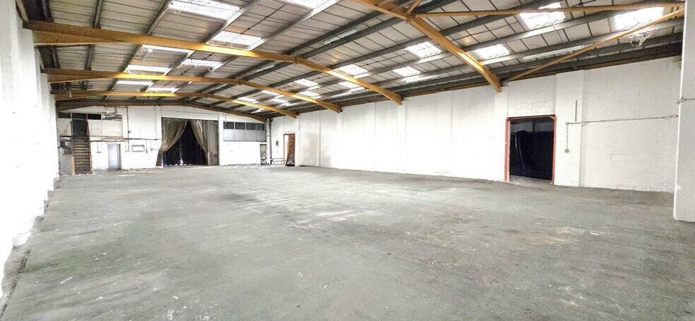 Felixstowe Rd, Londres à louer - Photo du bâtiment - Image 3 de 10