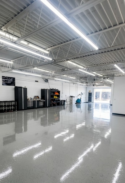 5117-5125 E 65th St, Indianapolis, IN for lease - Interior Photo - Image 2 of 4