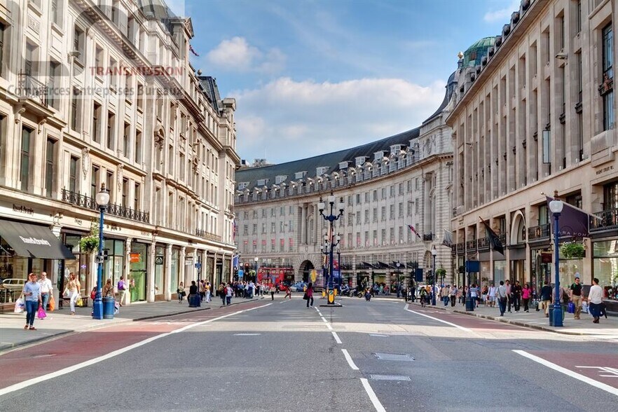 Retail in Paris for lease - Building Photo - Image 1 of 8