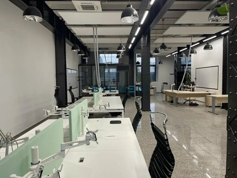 Flex in Marseille for lease - Interior Photo - Image 2 of 12