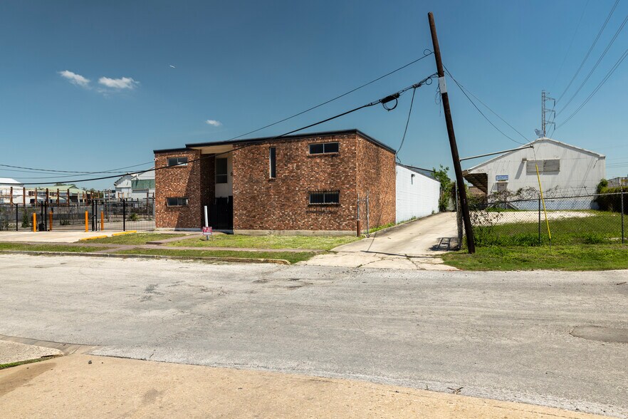 307-311 Lombrano St, San Antonio, TX à louer - Photo du bâtiment - Image 2 de 53