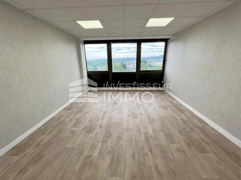 Office in Sucy-en-Brie for lease - Interior Photo - Image 3 of 3