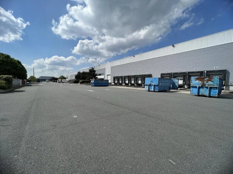 Industrial in Lieusaint for lease - Building Photo - Image 3 of 10
